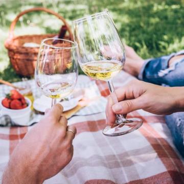 11 Fun Outdoor Date Ideas to Try This Summer